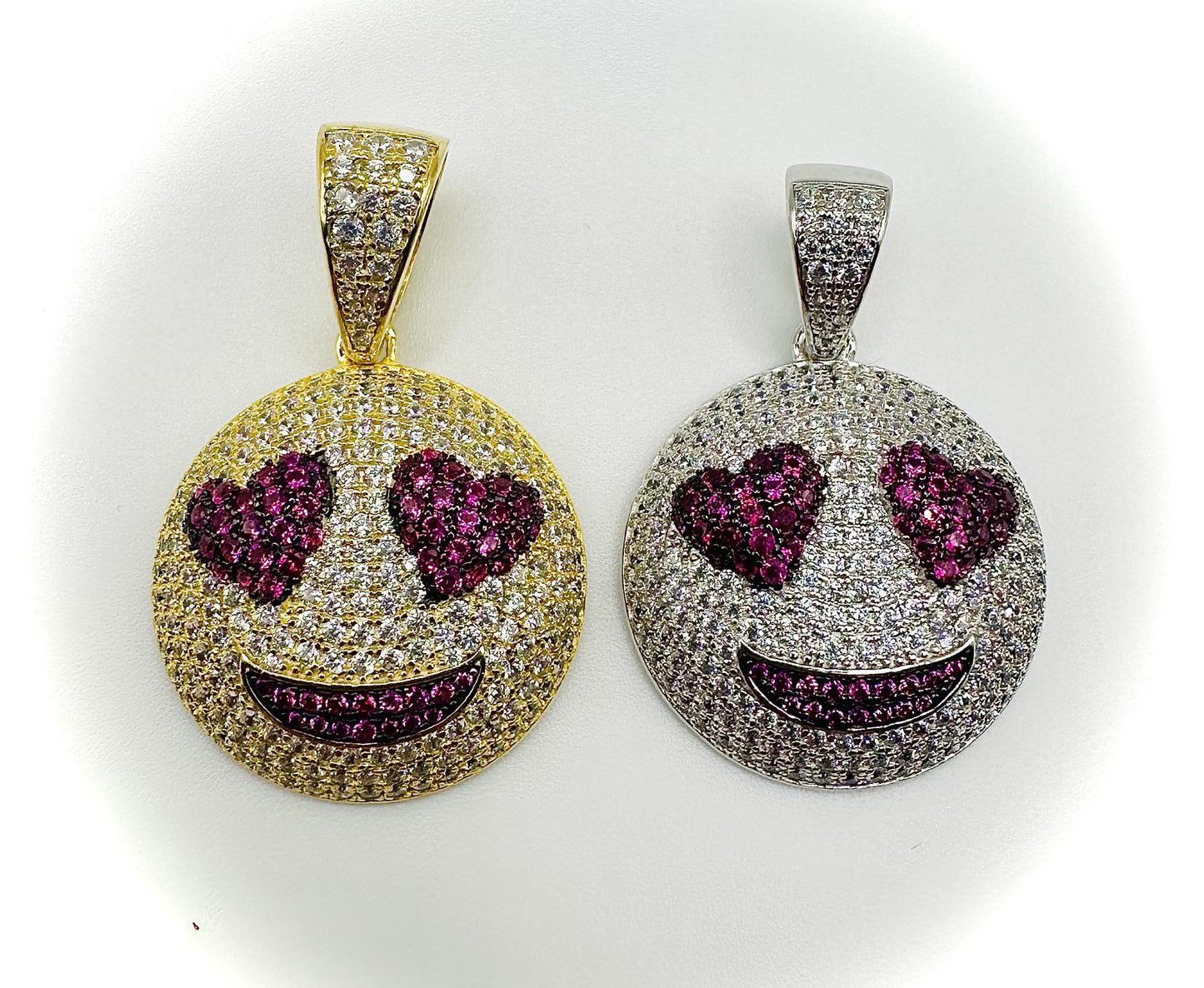 Heart Eyes Emoji Pendant – Gold or Silver