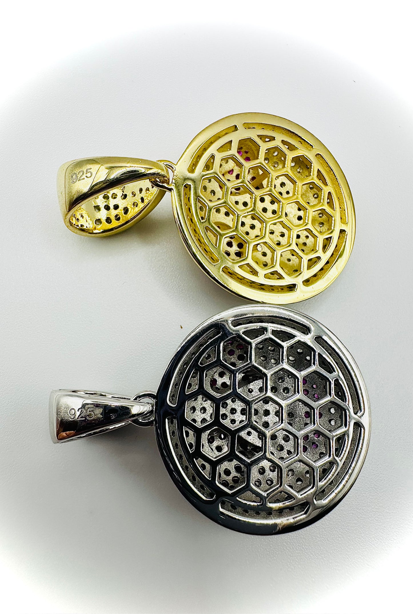 Heart Eyes Emoji Pendant – Gold or Silver