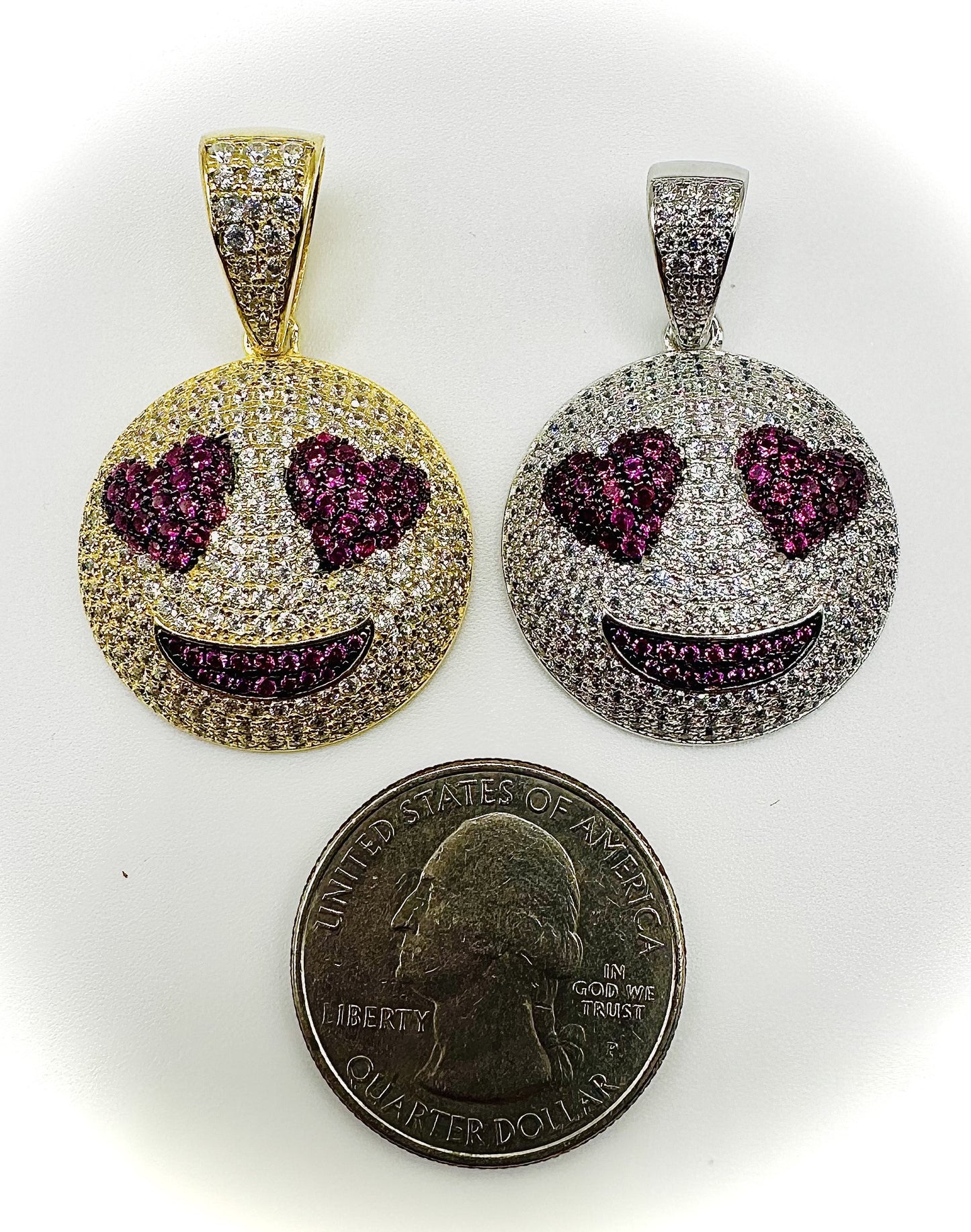 Heart Eyes Emoji Pendant – Gold or Silver