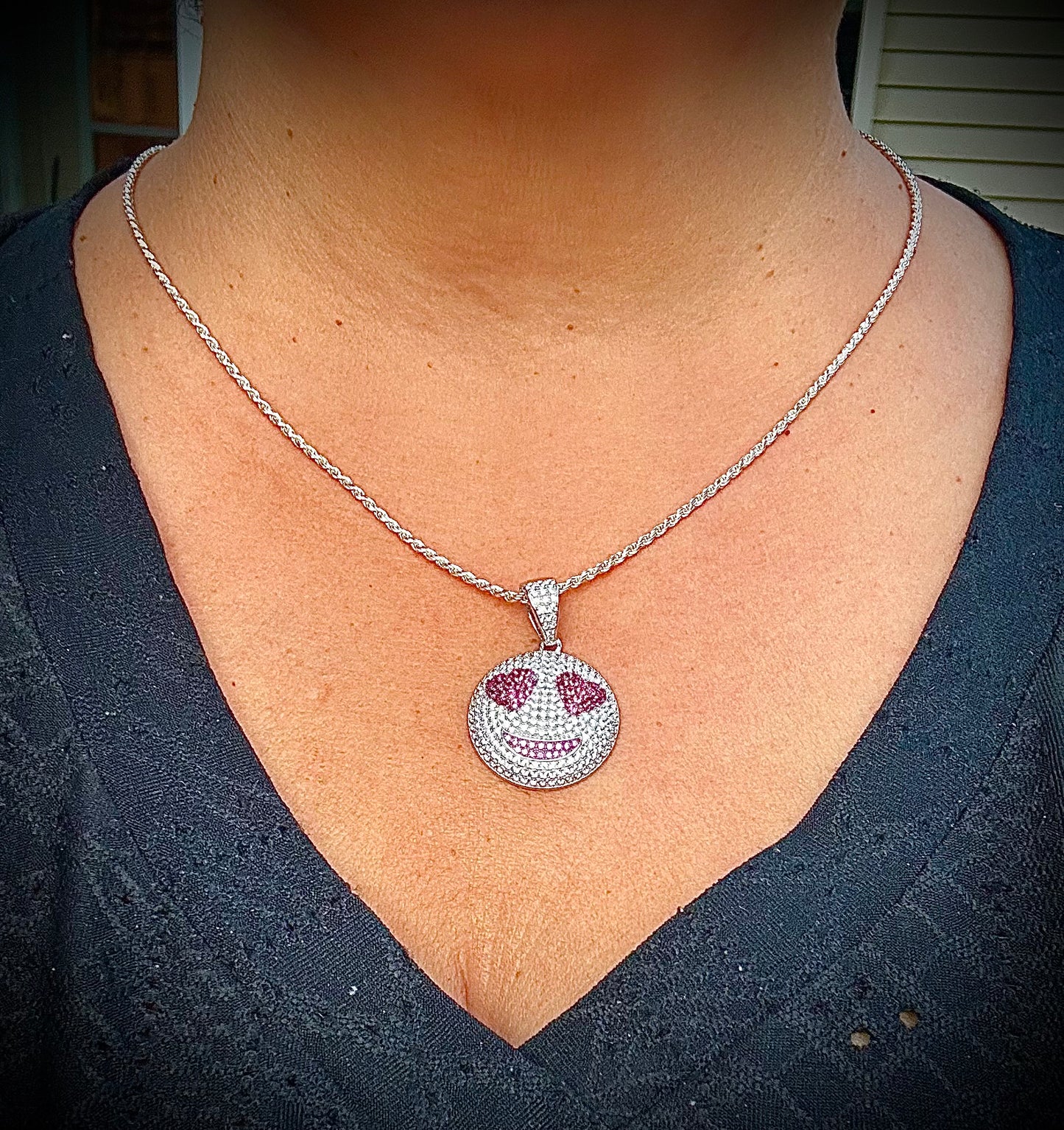 Heart Eyes Emoji Pendant – Gold or Silver