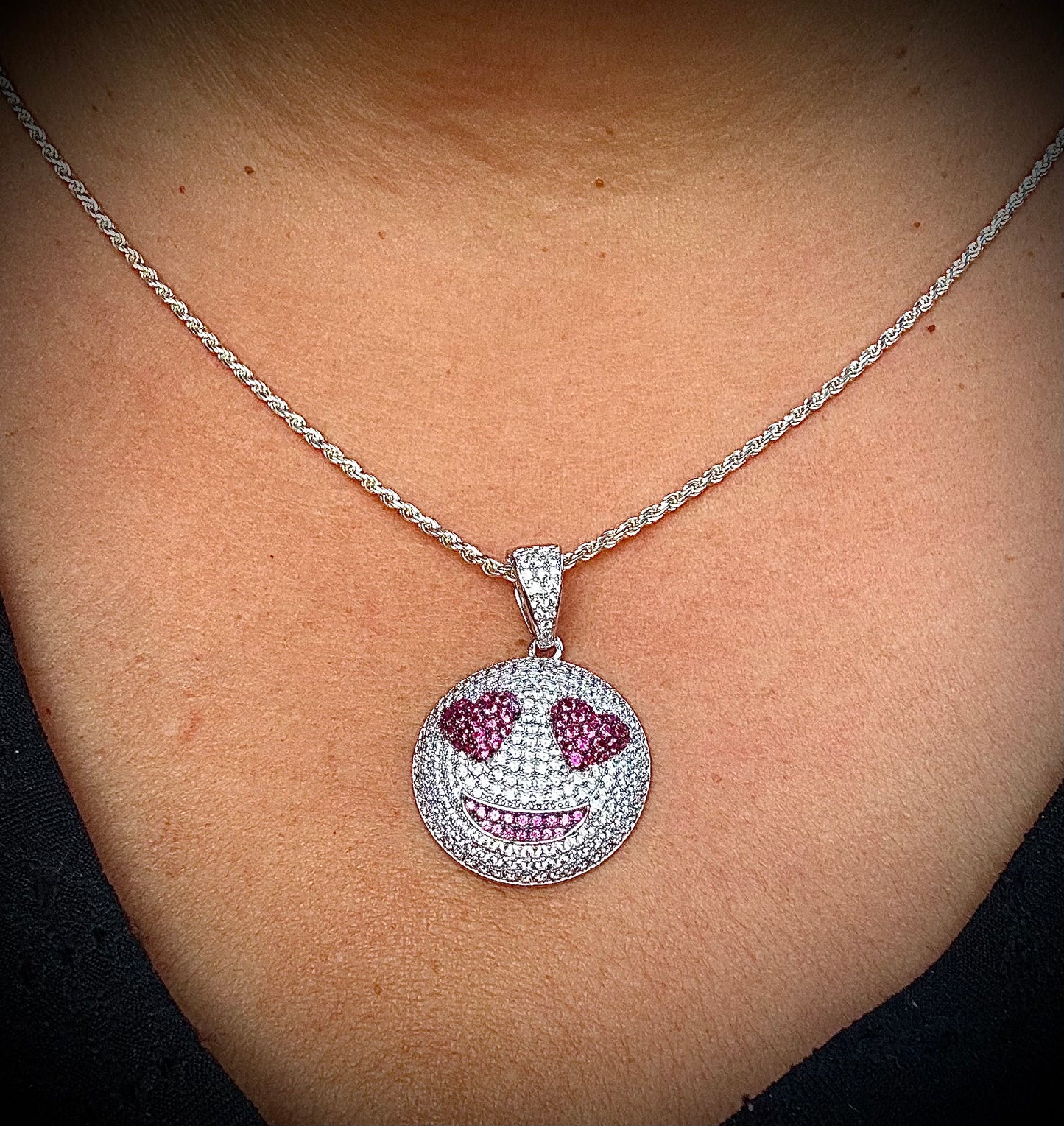 Heart Eyes Emoji Pendant – Gold or Silver